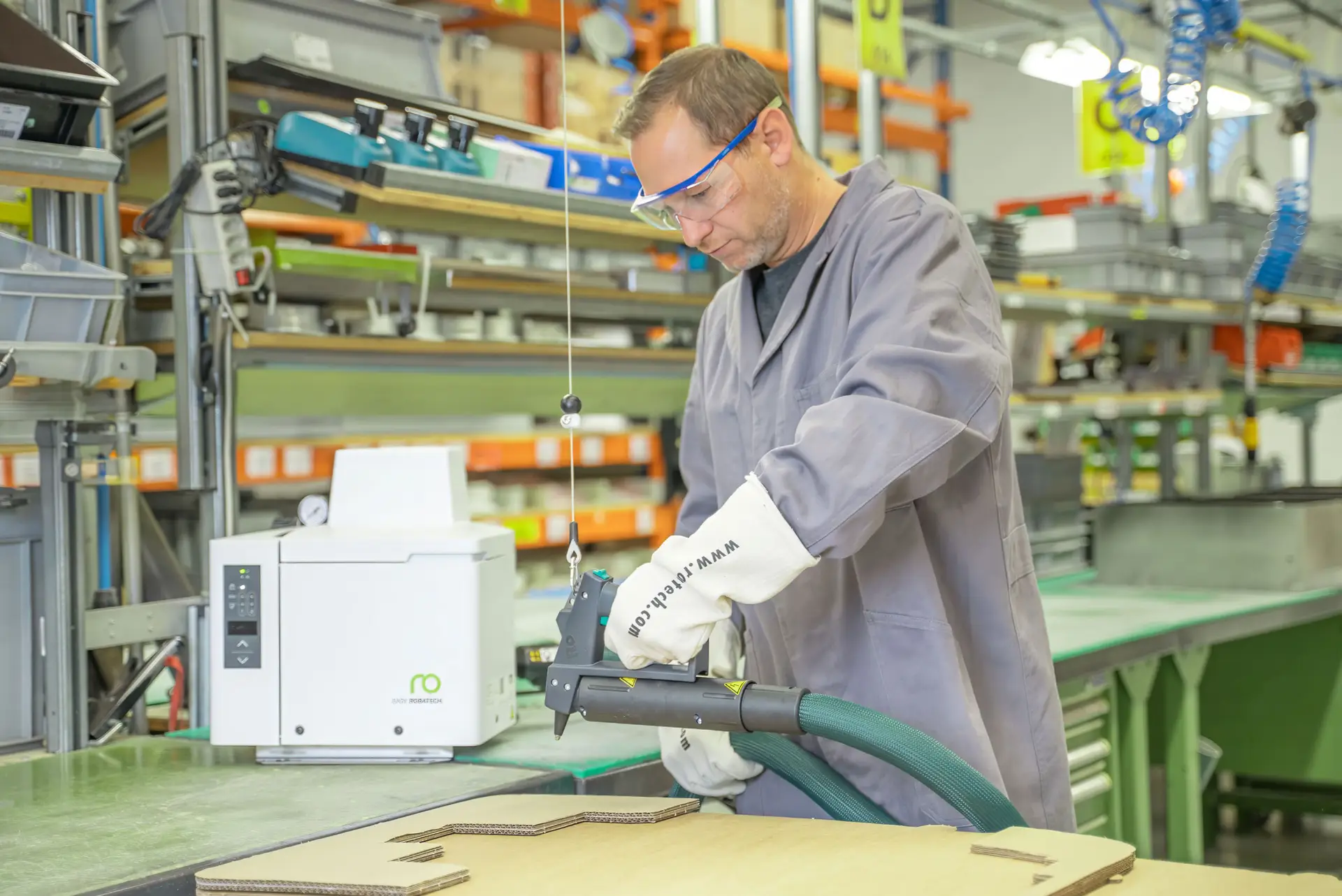 Técnico de servicio trabajando con un aplicador de adhesivo Robatech