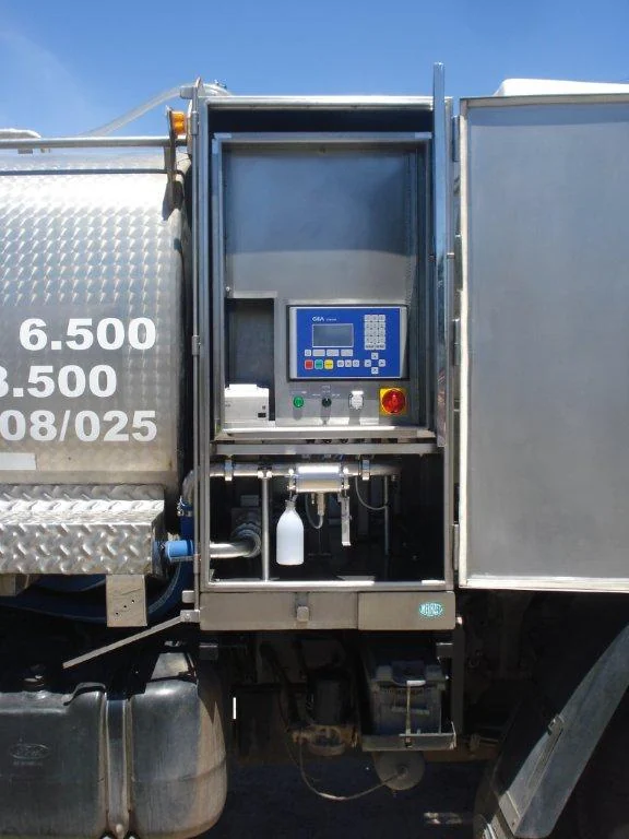 Sistema de medición de leche Tarp Diessel entre cabina y tanque, instalado en el camión de un cliente de Uhlig.